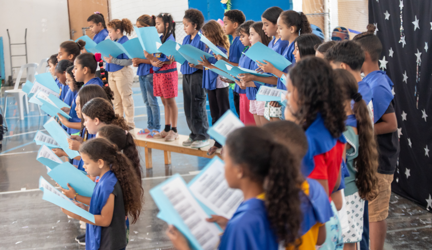 Um coral formado pelos alunos do CEMPRE Oswaldo Regino Ornellas encantou a comunidade presente na escola durante o ETI de Portas Abertas. (Divulgação/PMMC)