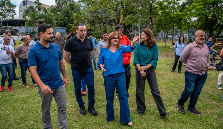 Prefeita Mara Bertaiolli vistoriou a área que receberá o novo Parque Náutico Mogiano, um terreno de 18 mil metros quadrados que pertencia ao clube (Divulgação/PMMC)