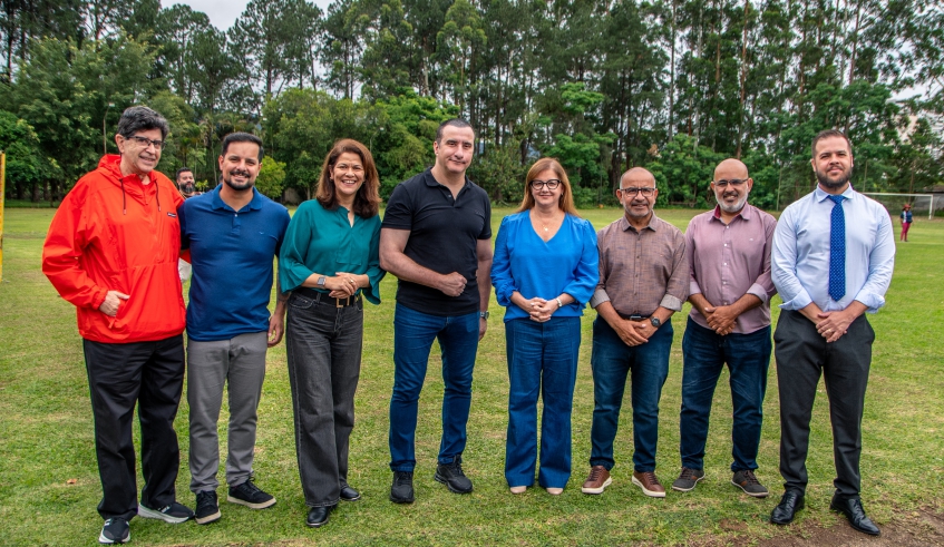 Prefeita Mara Bertaiolli vistoriou a área que receberá o Parque Náutico Mogiano ao lado do procurador geral Filipe Hermanson, de vereadores e representantes do clube (Divulgação/PMMC)