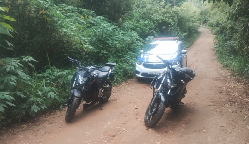Duas motos foram encontradas numa região de mata no Oropó e a outra foi localizada entre o Conjunto Toyama e a Vila Nova União (Divulgação/PMMC)