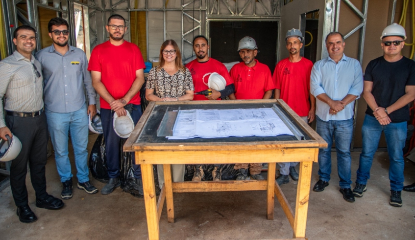 Prefeita Mara Bertaiolli e o vice-prefeito Téo Cusatis vistoriam as obras de ampliação da UNICA Jundiapeba (Divulgação - PMMC)