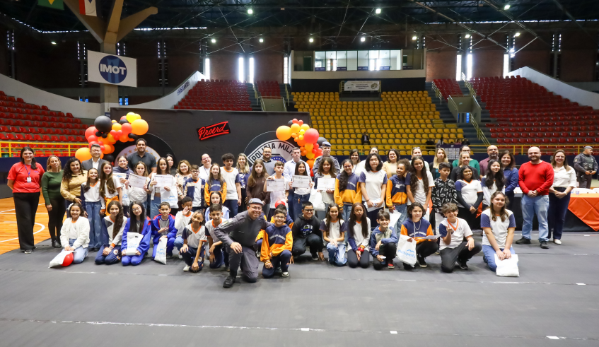 Mais de 1,4 mil alunos de escolas municipais e uma unidade particular participaram nesta terça-feira (25/11) da Formatura do Proerd. (Divulgação/PMMC)