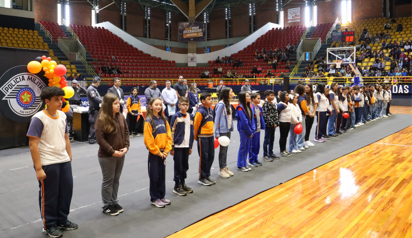 Pais, familiares e autoridades participaram do evento, que contou com a entrega dos certificados e o juramento dos alunos para que fiquem longe das drogas e da violência. (Divulgação/PMMC)
