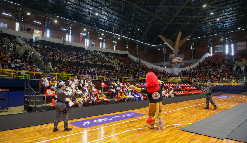 O Leão DARE, mascote da iniciativa, participou do evento e cantou a canção do Proerd com as crianças. (Divulgação/PMMC)