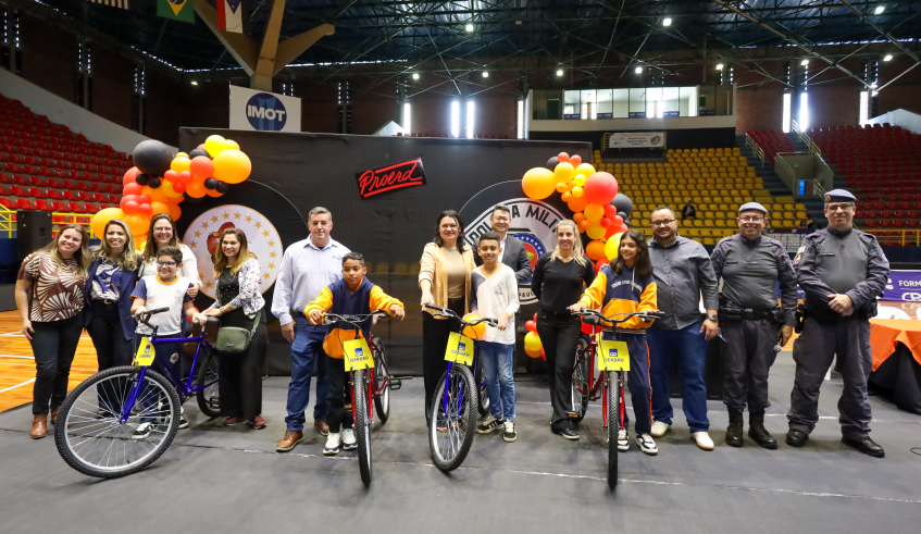 Os alunos receberam certificados e apresentaram a música “É preciso saber viver”. Foi realizado ainda o sorteio de quatro bicicletas entre os estudantes participantes. (Divulgação/PMMC)