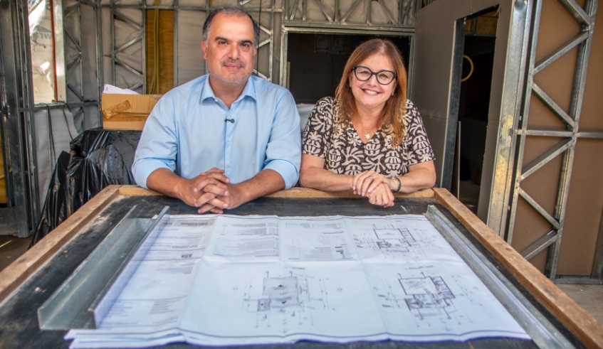 Prefeita Mara Bertaiolli e vice-prefeito Téo Cusatis vistoriam obra de ampliação da UNICA Jundiapeba (Divulgação - PMMC)