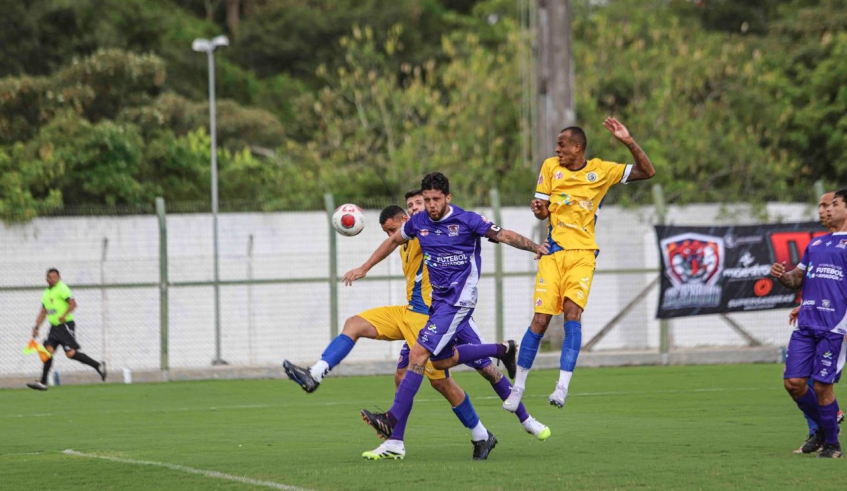 O Império (de amarelo) venceu a equipe Os Zero Um por 1 a 0, na semifinal da Copa Mogi de Futebol Amador e se classificou para a decisão do torneio (Rogério Kocs/LMF)