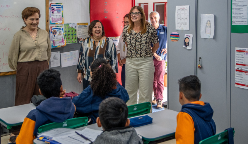 Durante a visita, a prefeita Mara Bertaiolli conversou com os alunos e a equipe escolar. (Divulgação/PMMC)