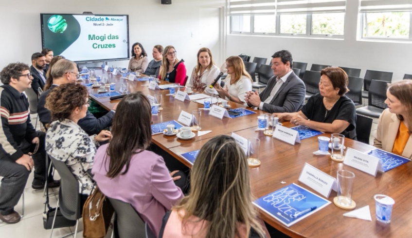 Prefeita Mara Bertaiolli recebe certificação Cidade AbraçAR - Jade, entregue por representantes da farmacêutica Boehringer Ingelheim (Divulgação - PMMC)