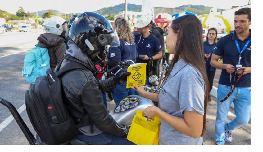 Condutores recebem um kit e orientações sobre segurança no trânsito e a importância de ter um comportamento que preserve vidas (Divulgação/PMMC)