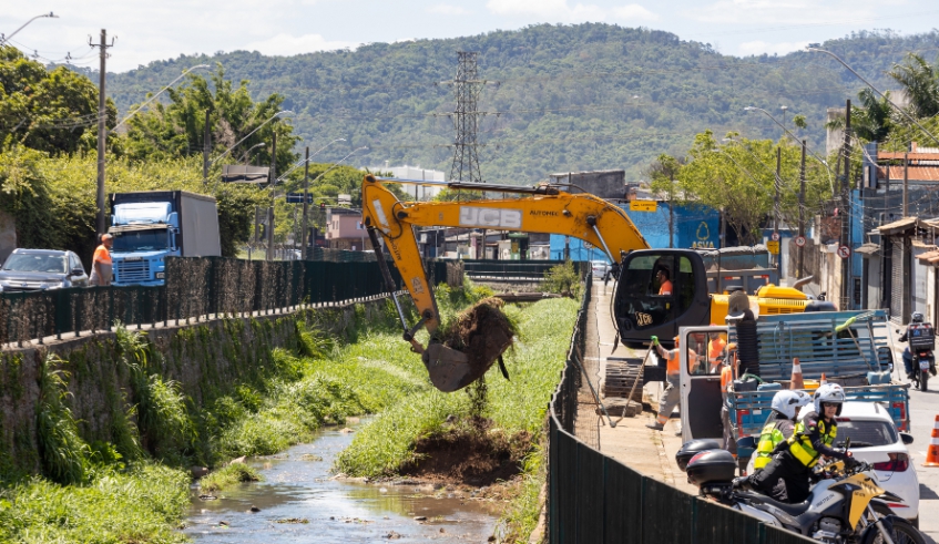 Córrego do Gregório começou a receber nesta quarta-feira serviços de limpeza e obstrução em um trecho de 420 metros (Divulgação/ PMMC)