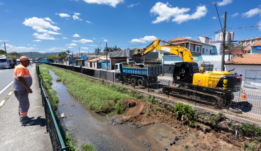 Córrego do Gregório começou a receber nesta quarta-feira serviços de limpeza e obstrução em um trecho de 420 metros (Divulgação/ PMMC)