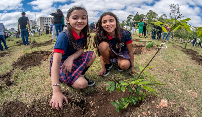 Crianças participaram do plantio de 730 mudas de espécies nativas na avenida Prefeito Waldemar Costa Filho (Divulgação/PMMC)