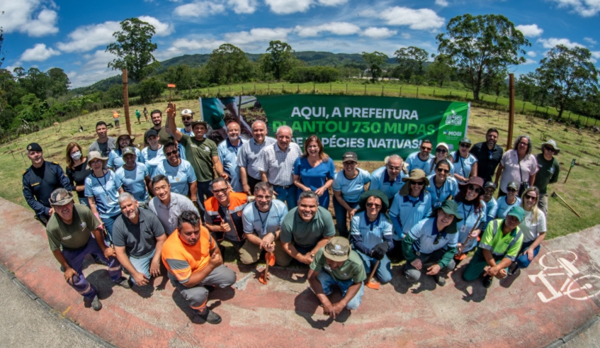 Prefeita participou do plantio de mudas na avenida Prefeito Waldemar Costa Filho, ao lado de secretários e voluntários (Divulgação/PMMC)