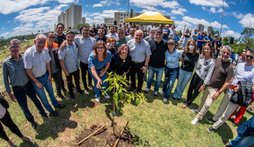 Ao lado de secretários municipais, a prefeita Mara Bertaiolli participou do plantio de mudas nesta quinta-feira (27/11) (Divulgação/PMMC)