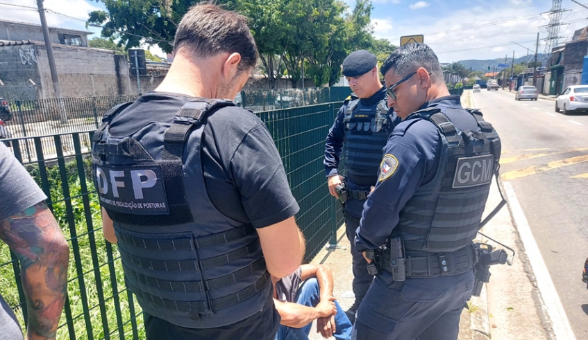 Homem que foi flagrado descartando irregularmente lixo no Córrego do Gregório foi multado em quase R$ 5 mil, de acordo com legislação vigente (Divulgação/PMMC)