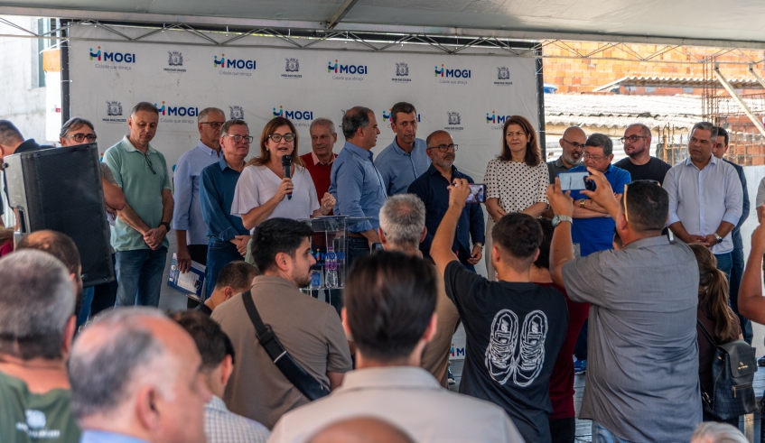 Prefeita Mara Bertaiolli, ao lado de secretários e vereadores, destacou a importância das obras para a qualidade de vida da população (Divulgação/PMMC)