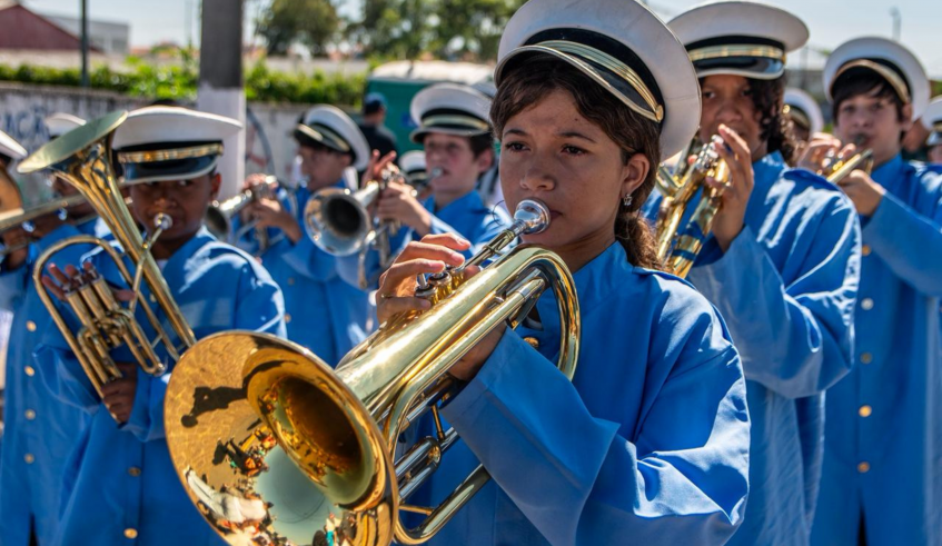 As bandas do projeto Pra Ver a Banda Passar, promovido pela Secretaria de Educação com gestão da AFABAMC, animaram o público. (Divulgação/PMMC)