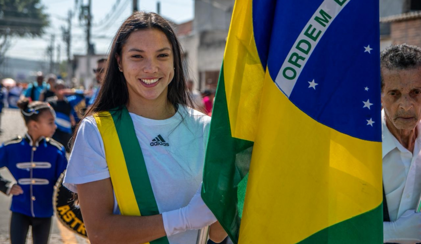 A a jogadora de futebol Giovana dos Santos Marcelino representou os moradores do distrito. (Divulgação/PMMC)