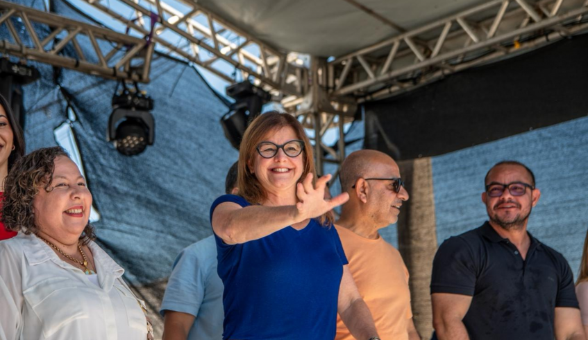 A prefeita Mara Bertaiolli, acompanhada por autoridades, acompanhou o desfile. (Divugação/PMMC)
