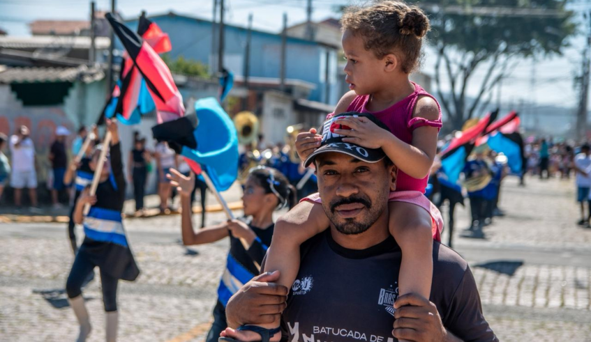 Pais e familiares também acompanharam os estudantes no desfile. (Divulgação/PMMC)