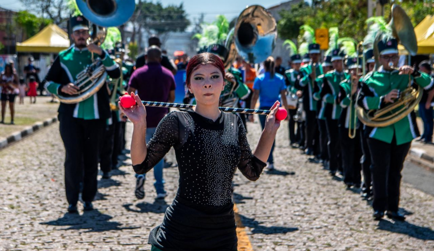 As bandas do projeto Pra Ver a Banda Passar, promovido pela Secretaria de Educação com gestão da AFABAMC, animaram o público. (Divulgação/PMMC)