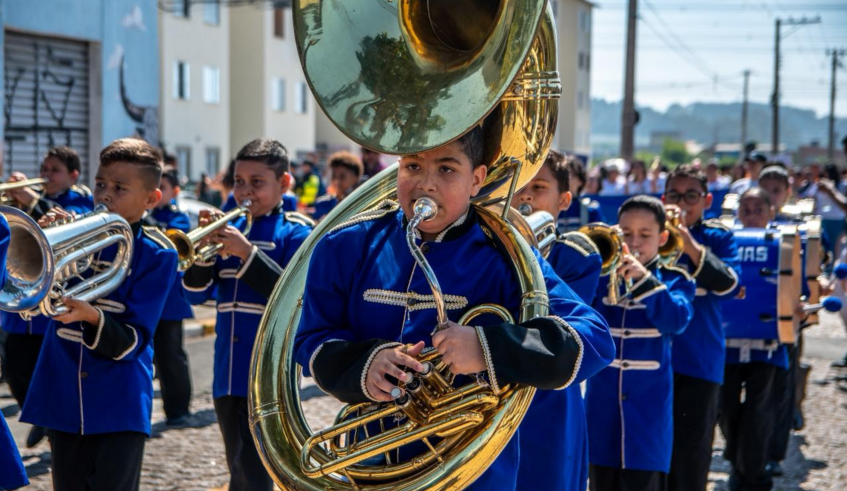 As bandas do projeto Pra Ver a Banda Passar, promovido pela Secretaria de Educação com gestão da AFABAMC, animaram o público. (Divulgação/PMMC)