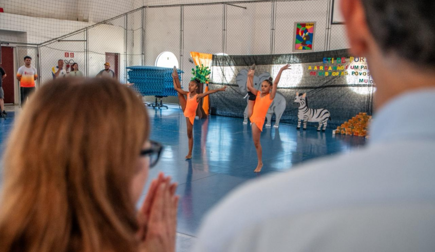 A prefeita Mara Bertaiolli e o conselheiro e corregedor do TCESP, Marco Aurelio Bertaiolli acompanharam as atrações da programação. (Divulgação/PMMC)