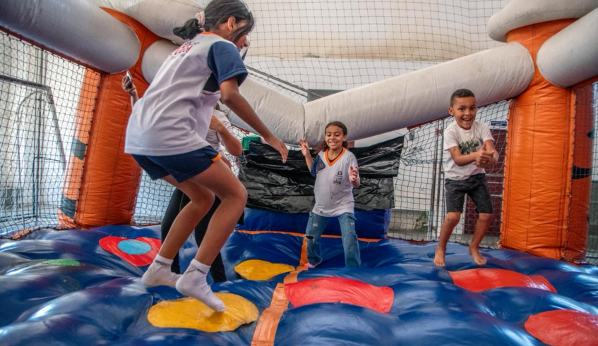 A edição de número 11 da Rua Mais Feliz atraiu cerca de 1.500 pessoas e os brinquedos infláveis fizeram a alegria das crianças. (Divulgação/PMMC)