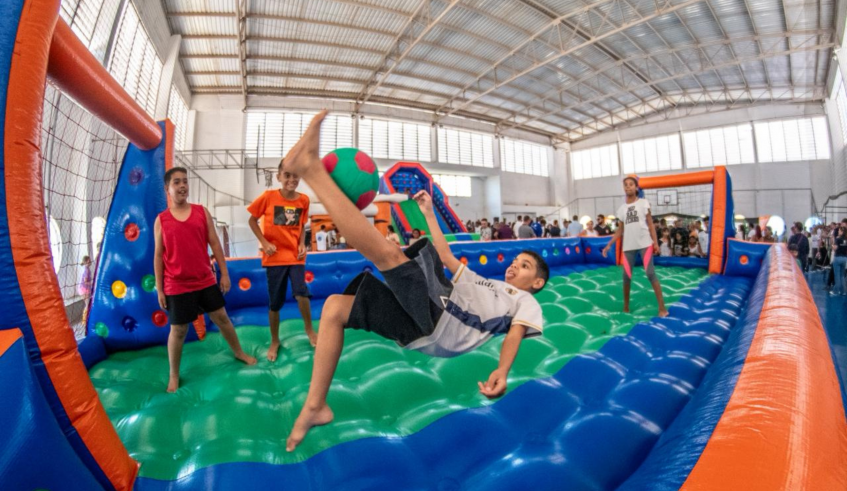 A edição de número 11 da Rua Mais Feliz atraiu cerca de 1.500 pessoas e os brinquedos infláveis fizeram a alegria das crianças. (Divulgação/PMMC)