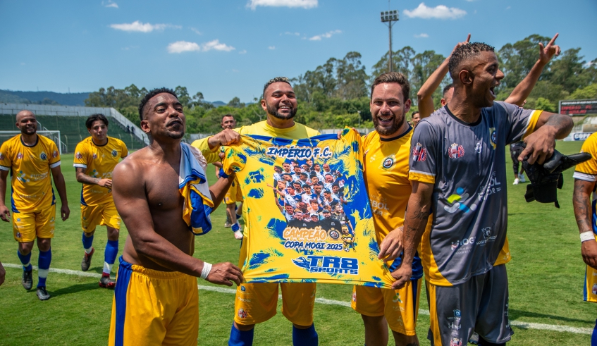 Jogadores do Império fizeram a festa após a vitória contra o Azulão, que garantiu o título da 1ª Copa Mogi de Futebol Amador para a equipe de Braz Cubas (Divulgação/PMMC)
