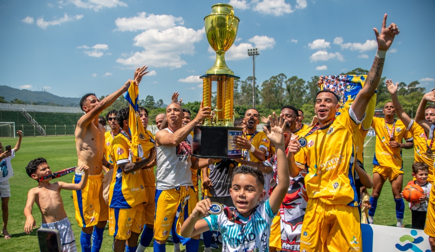 Jogadores do Império fizeram a festa após a vitória contra o Azulão, que garantiu o título da 1ª Copa Mogi de Futebol Amador para a equipe de Braz Cubas (Divulgação/PMMC)