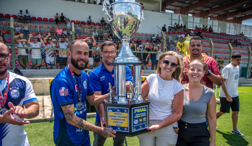 Azulão recebe o troféu de vice-campeão da 1ª Copa Mogi de Futebol Amador, após a final disputada na manhã deste domingo (30/11), no Nogueirão (Divulgação/PMMC)