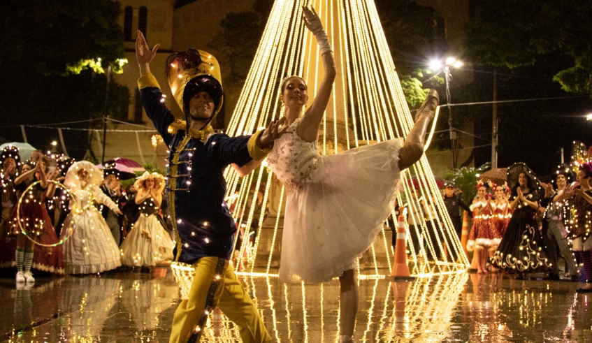 Agendada para os dias 12 e 19 de dezembro, o desfile da Parada das Luzes, reunirá intervenções circenses e coreográficas por Jundiapeba e pelo Centro Histórico.