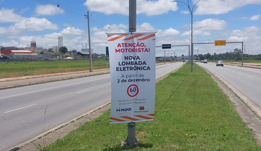 Avenida já está com banners informando sobre o início do funcionamento da lombada eletrônica, que passará por aferição do Inmetro nesta terça (Divulgação/PMMC)