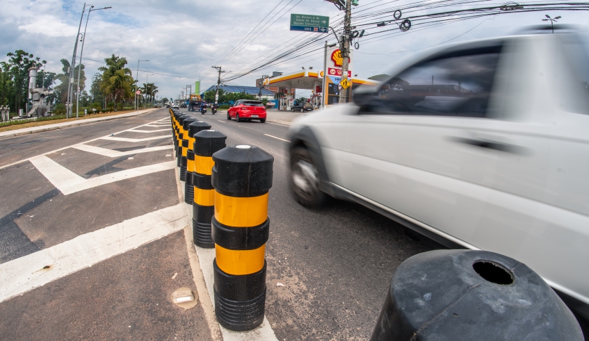 Local também recebeu lombadas para aumentar a segurança da circulação de veículos, além de sinalização vertical e horizontal (Divulgação/PMMC)