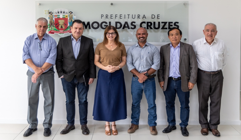 A prefeita Mara Bertaiolli recebeu o gerente de relacionamento da Trivia Trens, Thiago Rodrigues, ao lado de secretários municipais (Divulgação/PMMC)