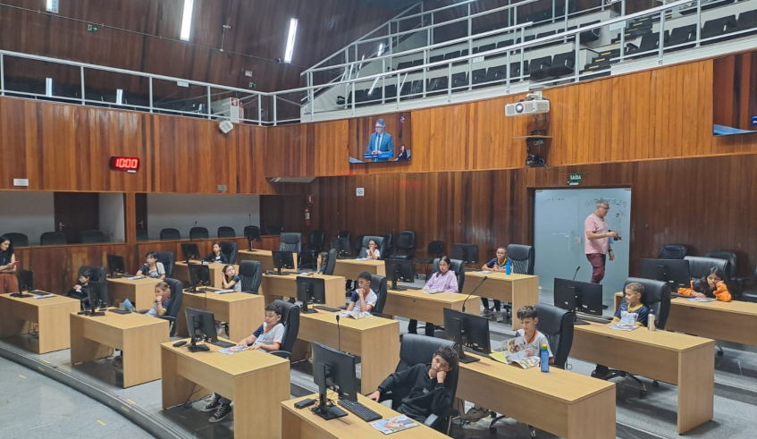 Os conselheiros mirins conheceram a parte administrativa da Câmara, o auditório, plenário e a galeria de presidentes. (Divulgação/PMMC)