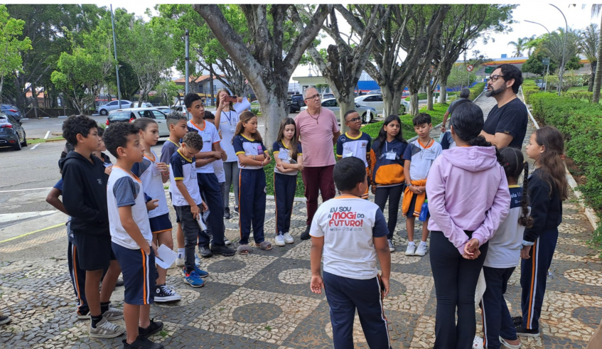 Estiveram na Câmara Municipal, os alunos das escolas municipais Profª Marlene Muniz Schimidt (Vila Moraes) e Profª Lourdes Maria do Prado Aguiar (Jardim Esperança) e dos Cempres Profª Lourdes Lopes . . .