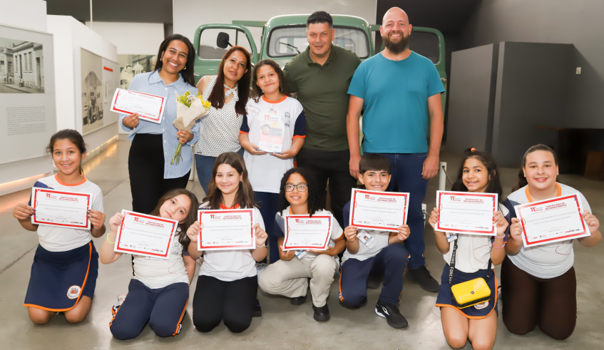 Estudantes, pais e equipe da EM Dr. Waldir Paiva de Oliveira Freitas, em Braz Cubas, comemoraram a vitória da estudantes. (Andrea Matsumoto)