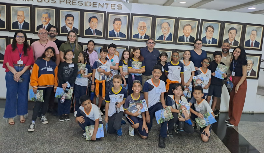 O presidente da Câmara, vereador José Francimário Vieira, o Farofa, falou com os estudantes e comentou sobre a criação da Escola Legislativa. (Divulgação/PMMC)