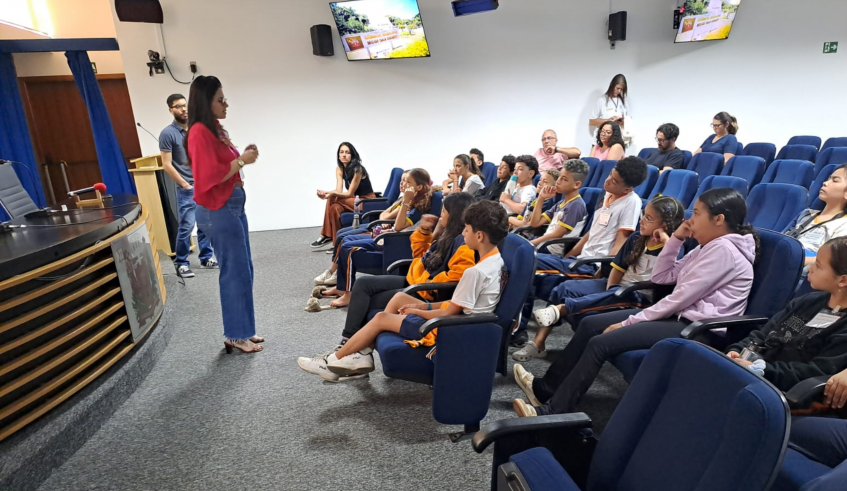 As crianças foram recebidas pelos servidores da Câmara Municipal, Poliana Noronha e Felipe Shimazu. (Divulgação/PMMC)