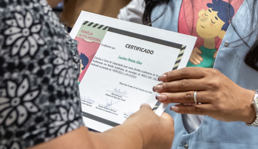 Prefeita Mara Bertaiolli e equipe da Assistência Social certificaram nesta quarta-feira mais 6 Famílias Acolhedoras que foram habilitadas pelo Serviço (Divulgação/ PMMC)