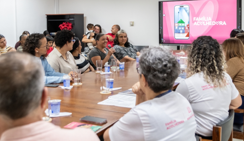 Prefeita Mara Bertaiolli e equipe da Assistência Social certificaram nesta quarta-feira mais 6 Famílias Acolhedoras que foram habilitadas pelo Serviço (Divulgação/ PMMC)