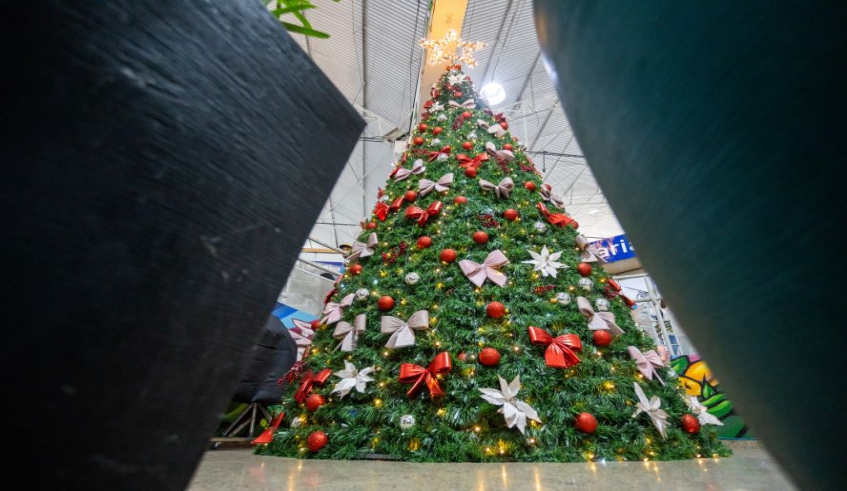Mercado Municipal também recebe decoração especial, com ambientação natalina nos corredores, iluminação temática e uma grande árvore decorada