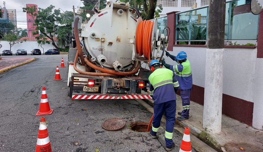 Semae faz sucção de detritos acumulados na rede e jateamento com água sob pressão, no interior da tubulação (Divulgação/Semae)