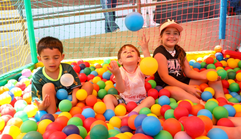 Crianças do distrito de Biritiba Ussú se divertiram com as atividades e os brinquedos da Rua Mais Feliz, como piscina de bolinhas, pula pula e tobogã (Divulgação/PMMC)