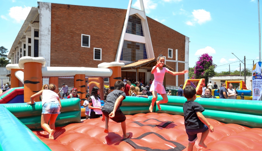 Crianças do distrito de Biritiba Ussú se divertiram com as atividades e os brinquedos da Rua Mais Feliz, como piscina de bolinhas, pula pula e tobogã (Divulgação/PMMC)