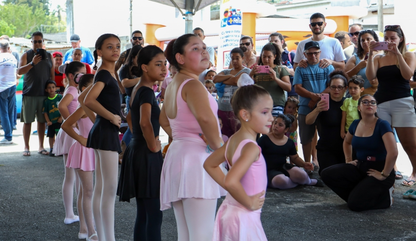 Rua Mais Feliz teve apresentação de crianças da oficina de ballet da Secretaria de Cultura e de grupos musicais, que animaram a população de Biritiba Ussú (Divulgação/PMMC)