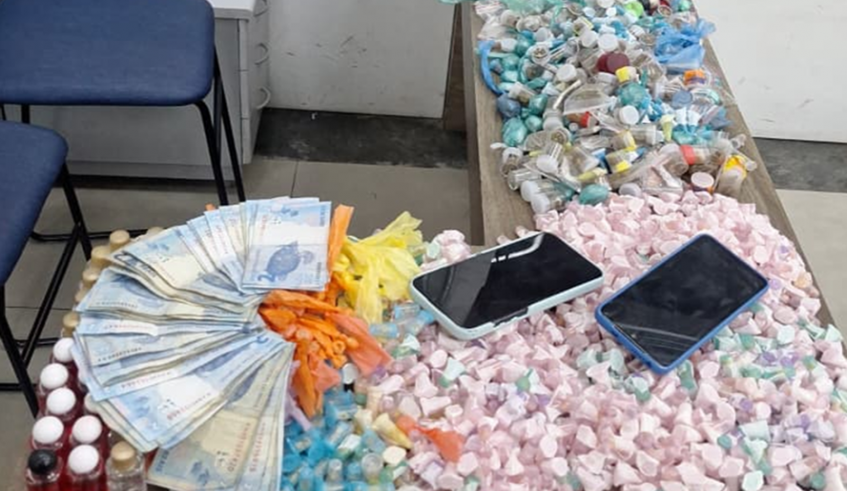 Em uma das ocorrências na noite de segunda-feira (08/12), a Guarda Civil Municipal deteve um suspeito por tráfico e apreendeu porções de drogas (Divulgação/PMMC)